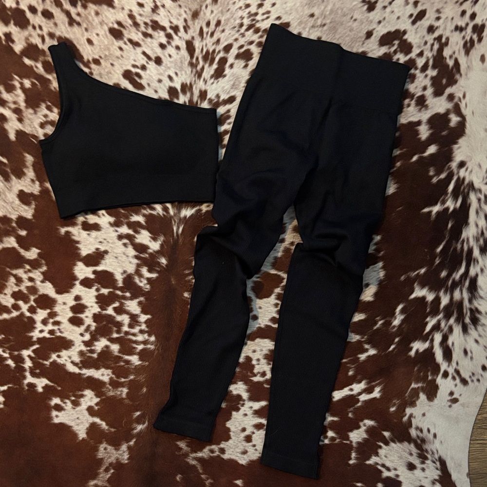 OQQ Set: Black Ribbed High-Waist Leggings and One-Shoulder bra with pads